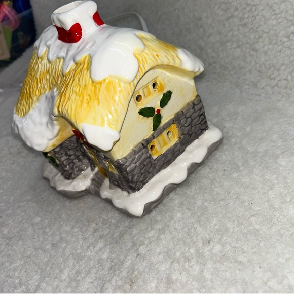 Christmas lighted yellow snow ceramic cottage 6.5" vintage made in Taiwan WORKS - Picture 6 of 10